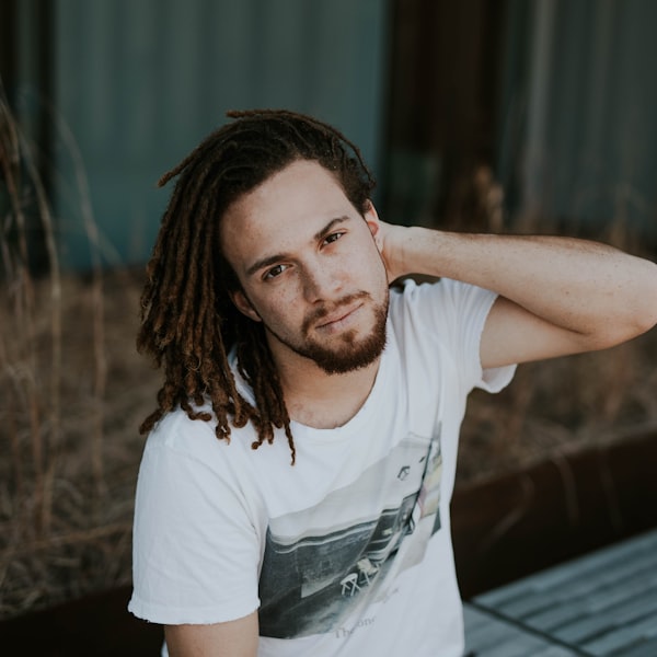 Homme avec cheveux crépus