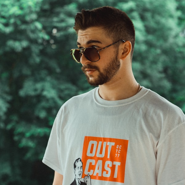 Homme avec lunettes de soleil