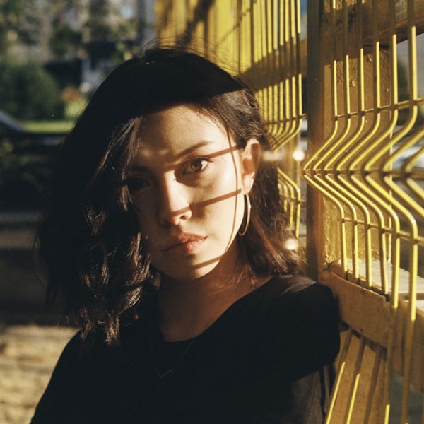 Femme avec ombres sur le visage