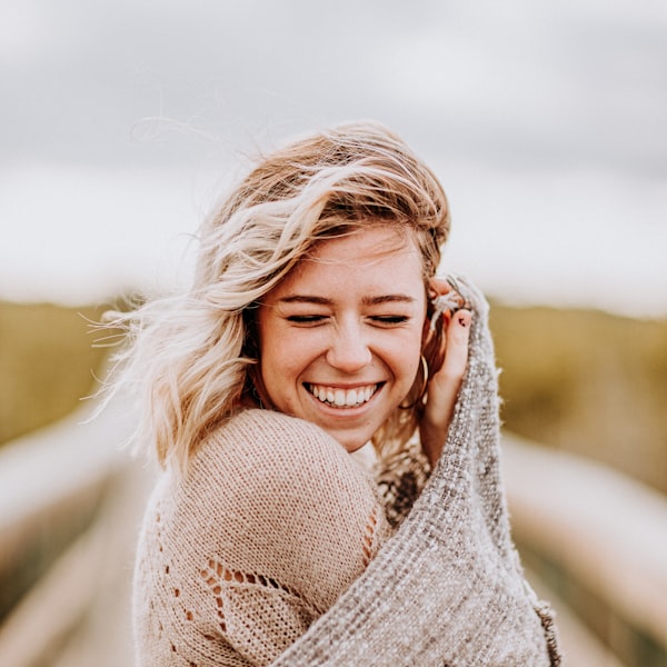 Femme souriante en plein air
