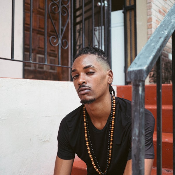 Homme assis sur des escaliers