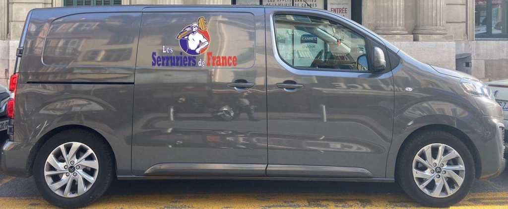 Camion gris avec logo serrurier